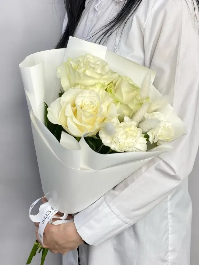 "«Жемчужный» букет из французских роз мондиаль с белоснежными диантусами и лагурусом" – Фото 5
