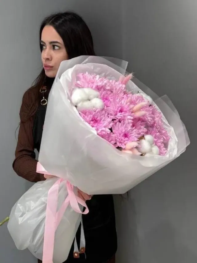 "Нежный букет из кустовых хризантем и хлопка" – Фото 3