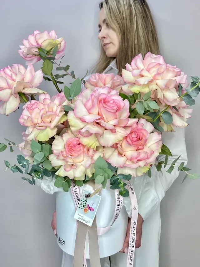 "«Ла Рошель» Цветы в коробке- 15 французских роз Эсперанс с эвкалиптом" – Фото 1