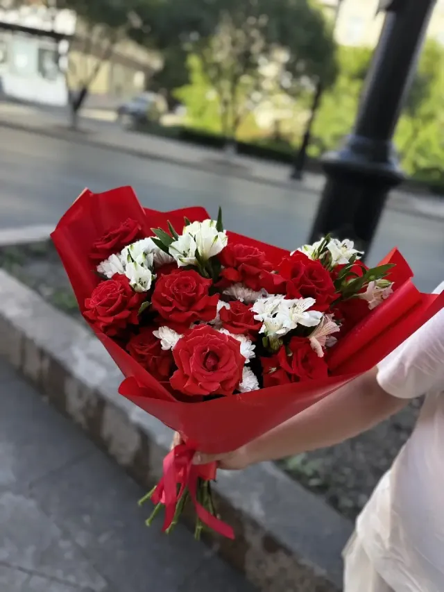 "Букет с алой французской розой сорта Нина" – Фото 1