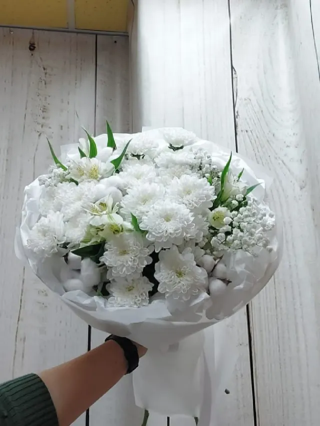 "Букет из кустовой хризантемы, альстромерий, хлопка и гипсофилы. Аура" – Фото 2