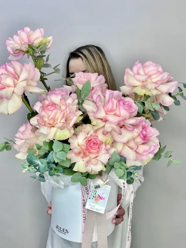 "«Ла Рошель» Цветы в коробке- 15 французских роз Эсперанс с эвкалиптом" – Фото 2