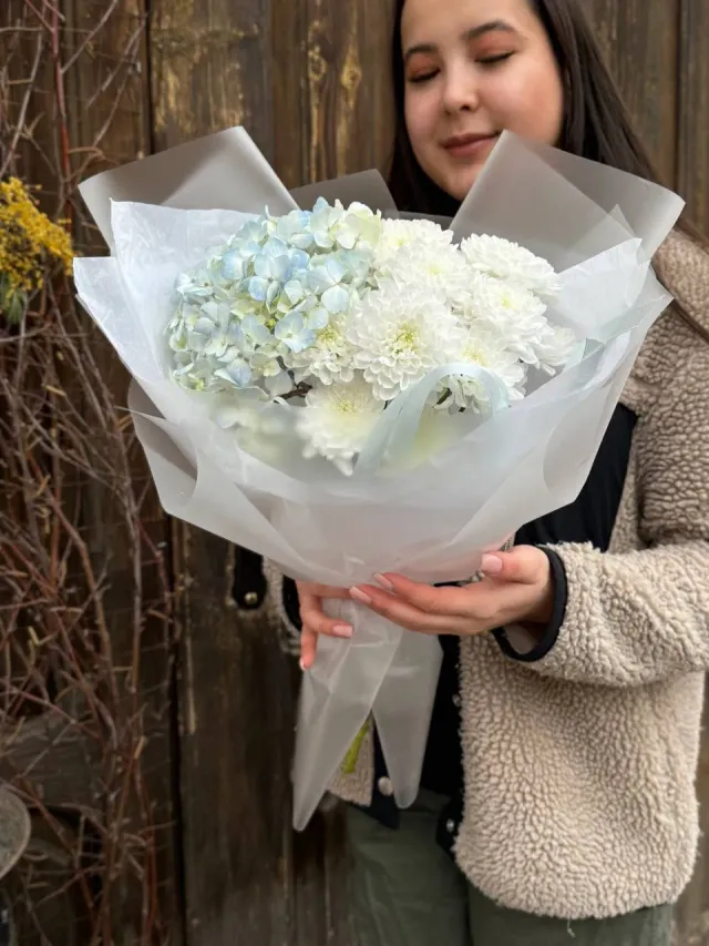 "Авторский букет 💐 голубая гортензия и белые кустовые хризантемы " – Фото 8