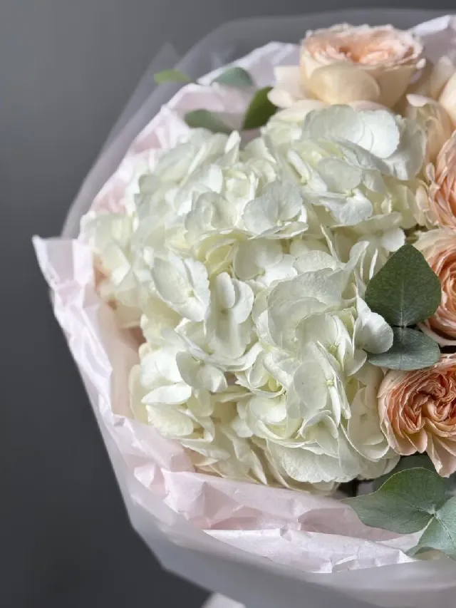 "Дуобукет белая гортензия и кустовая роза Pavlova" – Фото 4