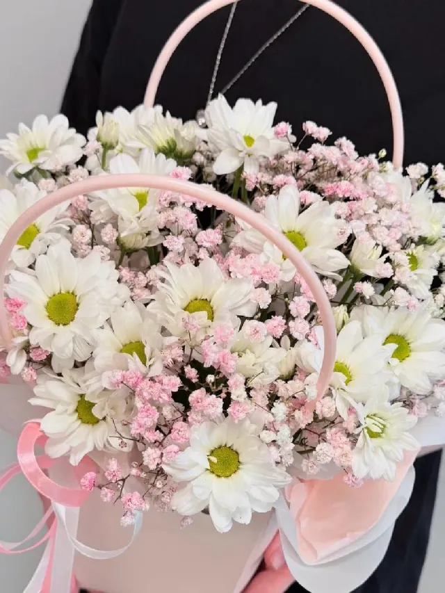 "Композиция в сумочке из кустовой хризантемы ромашка и розовой гипсофилы" – Фото 3