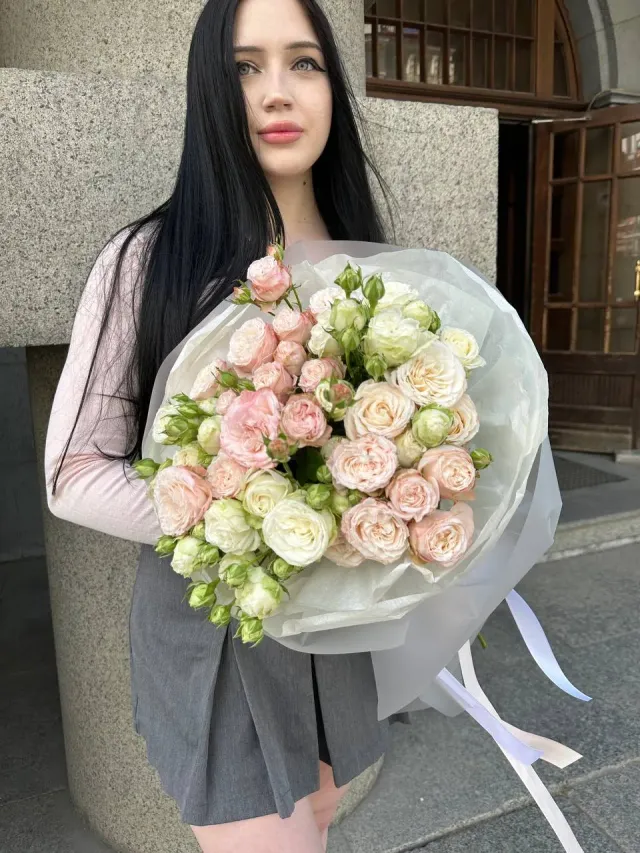 "Букет из белых и розовых кустовых роз" – Фото 1