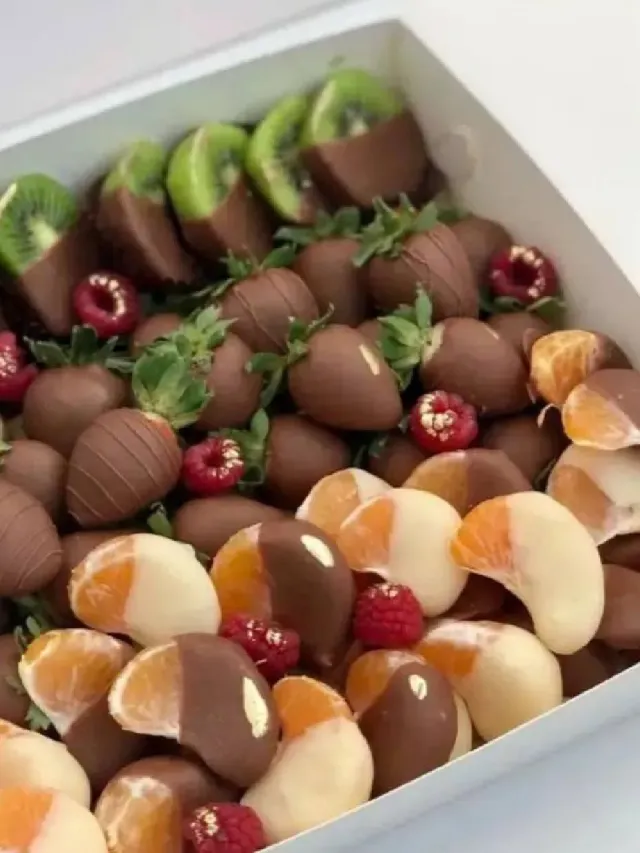 "Киви, клубника и мандарины в белом и молочном бельгийском шоколаде украшенные свежей малиной" – Фото 2