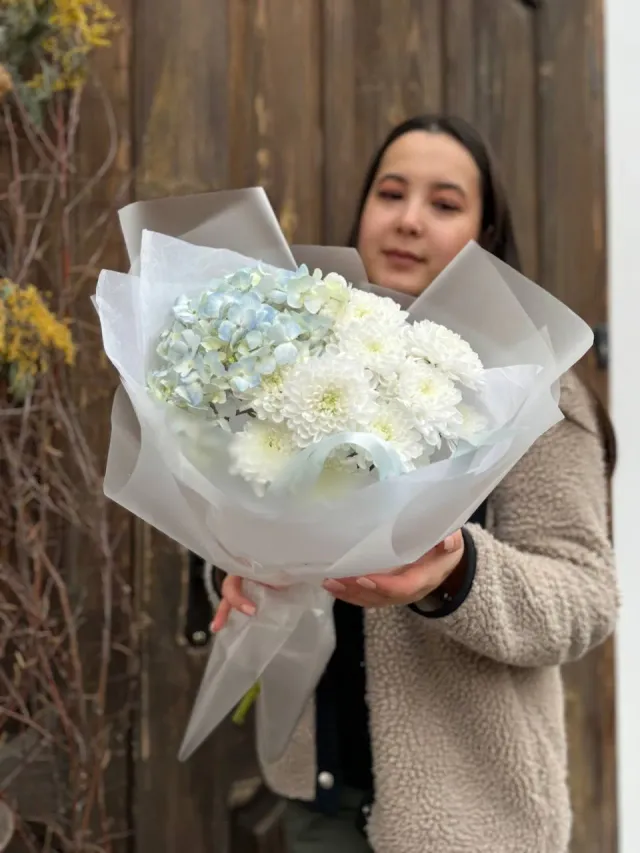 "Авторский букет 💐 голубая гортензия и белые кустовые хризантемы " – Фото 4