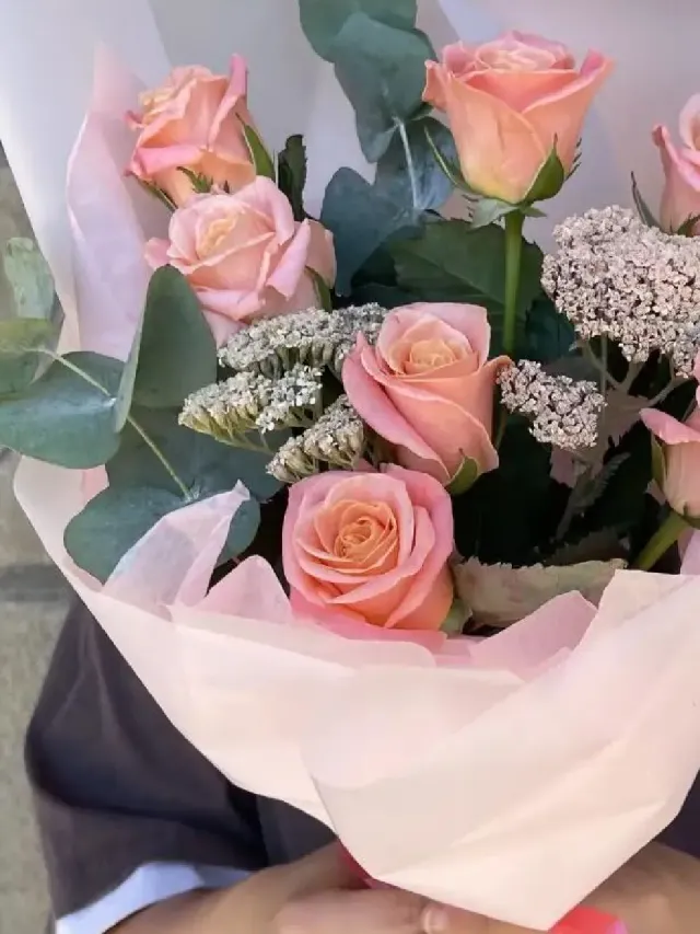 "Букет-комплимент из персиковых роз и эвкалипта" – Фото 3