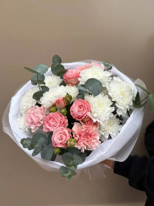 "Нежный розовый букет из кустовых роз и хризантем" – Фото 2