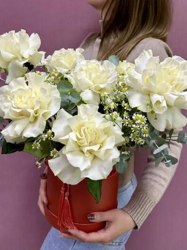 "Композиция с белыми французскими розами и матрикарией" – Фото 2