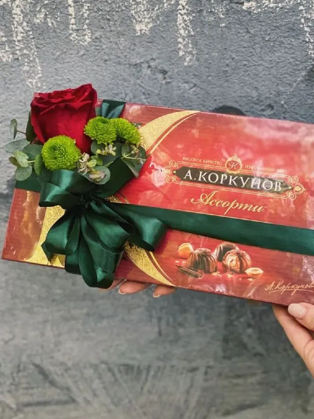 "Коробка конфет с бутоньеркой" – Фото 1