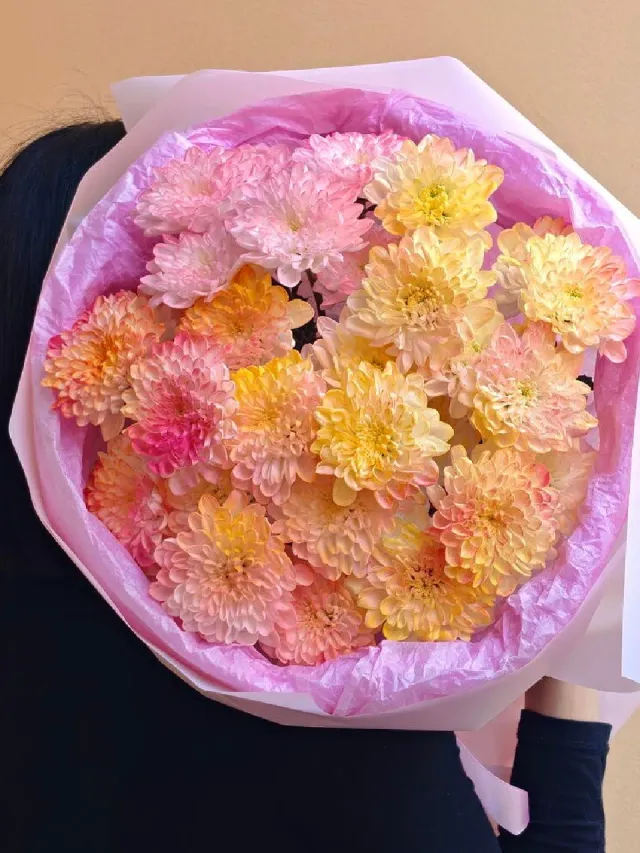 "Монобукет из яркой кустовой хризантемы. Подарок учителю на 1 сентября" – Фото 2